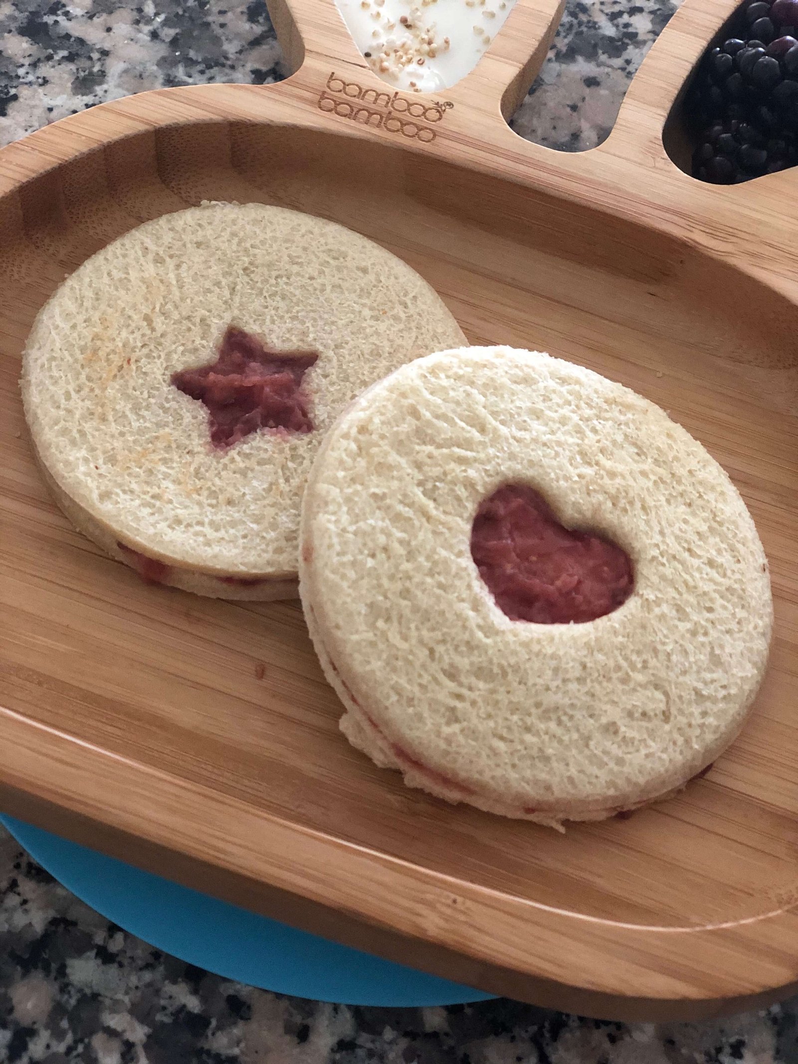 Sándwich con mermelada de fresa
